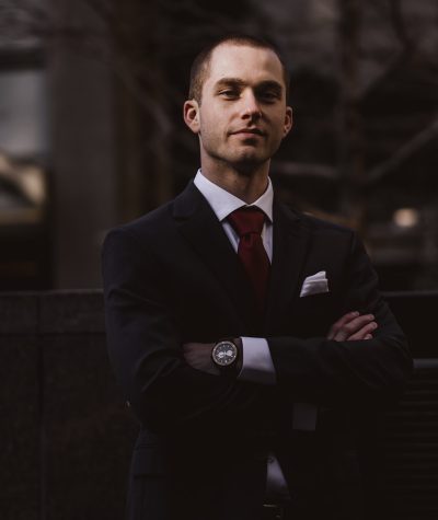 man wearing black notched lapel suit jacket in focus photography